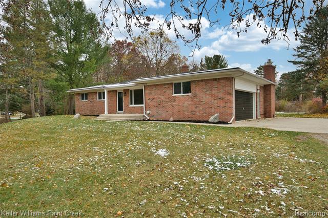 Builiding view one for 108 Menasha, Lake Orion, MI. 48362