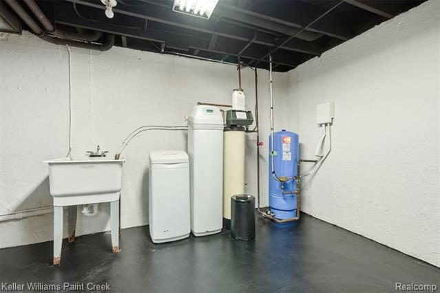 Builiding view seventeen for 108 Menasha, Lake Orion, MI. 48362