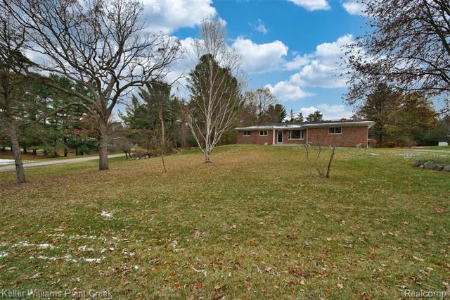 Builiding view twenty six for 108 Menasha, Lake Orion, MI. 48362