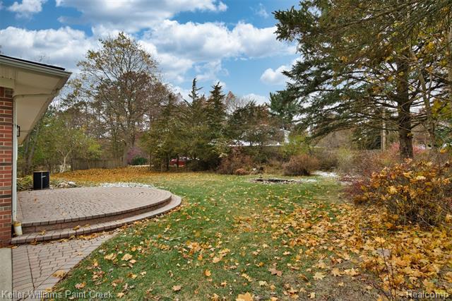 Builiding view twenty three for 108 Menasha, Lake Orion, MI. 48362