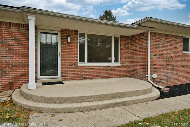 Builiding view twenty two for 108 Menasha, Lake Orion, MI. 48362