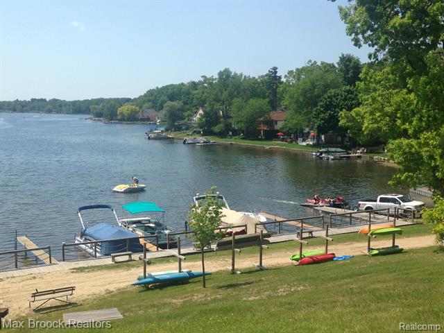 Builiding view eight for 1146 S Long Lake, Lake Orion, MI. 48362