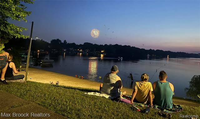 Builiding view thirty nine for 1146 S Long Lake, Lake Orion, MI. 48362