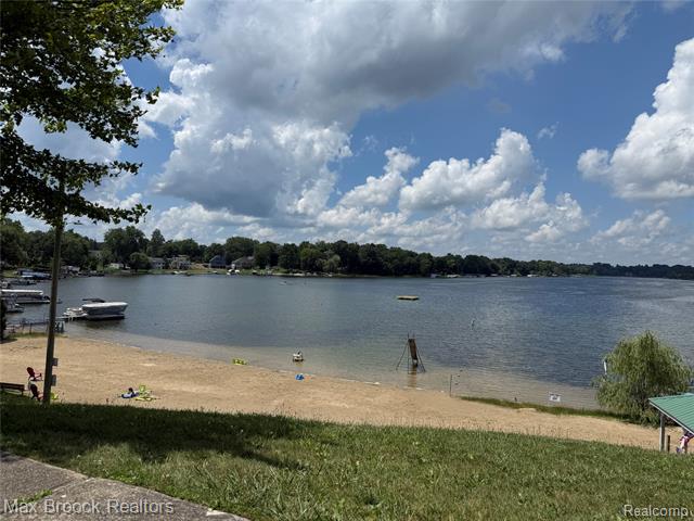 Builiding view thirty one for 1146 S Long Lake, Lake Orion, MI. 48362