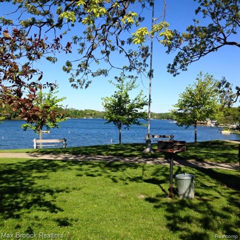 Builiding view thirty seven for 1146 S Long Lake, Lake Orion, MI. 48362