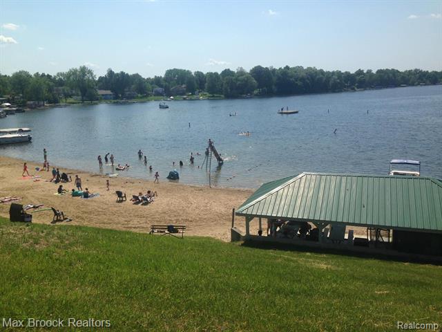 Builiding view thirty six for 1146 S Long Lake, Lake Orion, MI. 48362