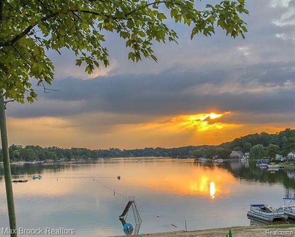 Builiding view thirty two for 1146 S Long Lake, Lake Orion, MI. 48362