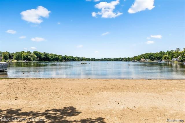 Builiding view thirty for 1146 S Long Lake, Lake Orion, MI. 48362