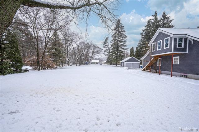 Builiding view eight for 433 N Saginaw, Holly, MI. 48442