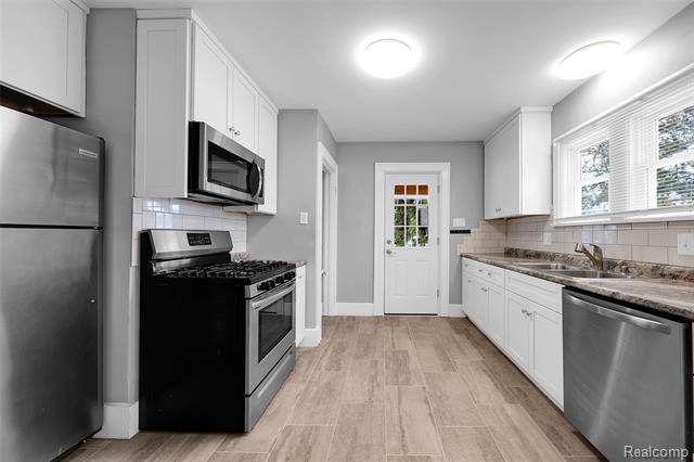 Builiding view eleven for 433 N Saginaw, Holly, MI. 48442