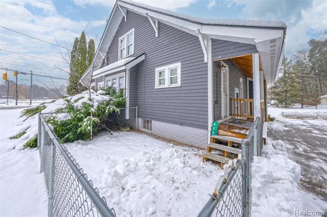 Builiding view five for 433 N Saginaw, Holly, MI. 48442