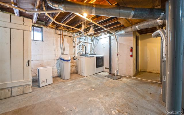 Builiding view forty one for 433 N Saginaw, Holly, MI. 48442