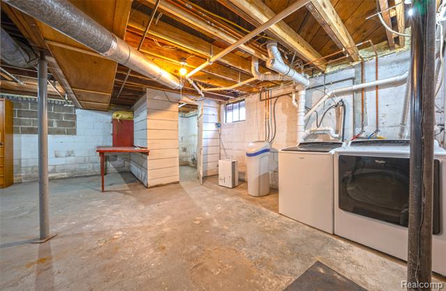 Builiding view forty for 433 N Saginaw, Holly, MI. 48442