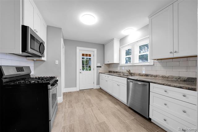 Builiding view fourteen for 433 N Saginaw, Holly, MI. 48442