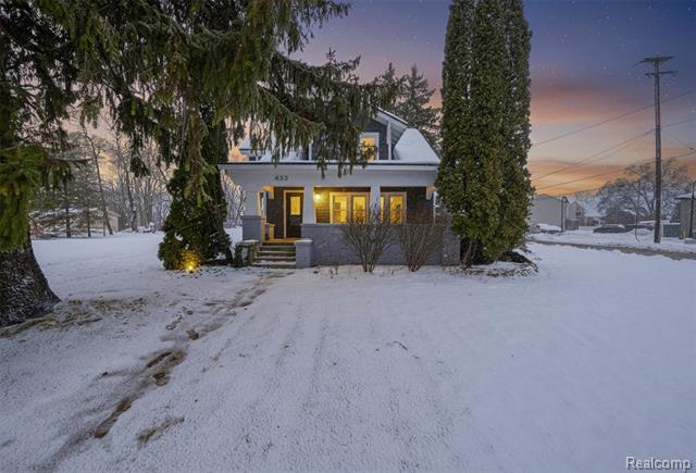 Builiding view nine for 433 N Saginaw, Holly, MI. 48442