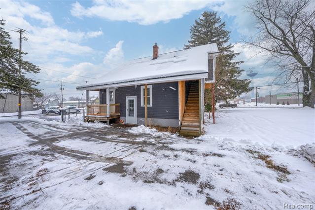 Builiding view seven for 433 N Saginaw, Holly, MI. 48442