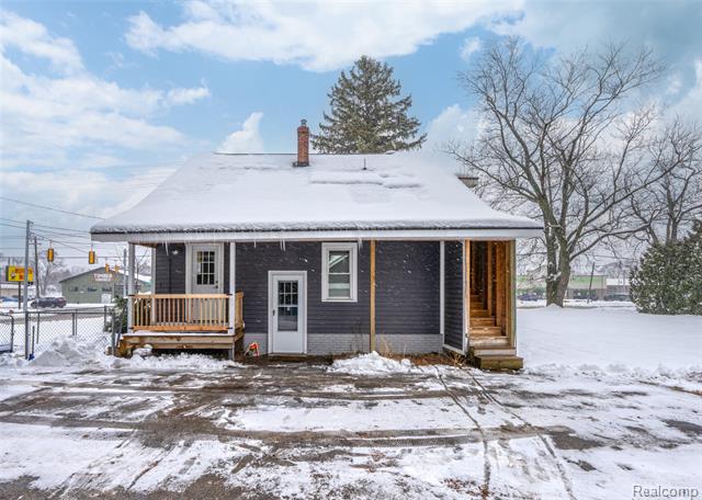 Builiding view six for 433 N Saginaw, Holly, MI. 48442