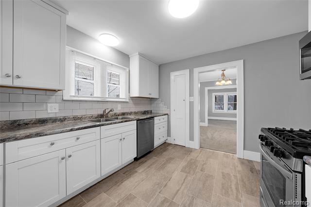 Builiding view ten for 433 N Saginaw, Holly, MI. 48442