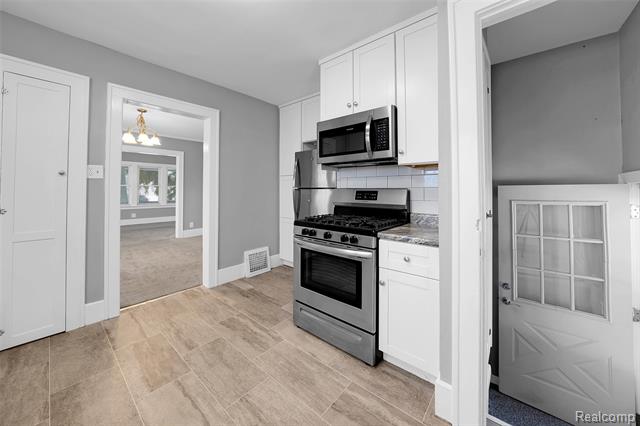 Builiding view thirteen for 433 N Saginaw, Holly, MI. 48442