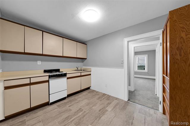 Builiding view thirty five for 433 N Saginaw, Holly, MI. 48442