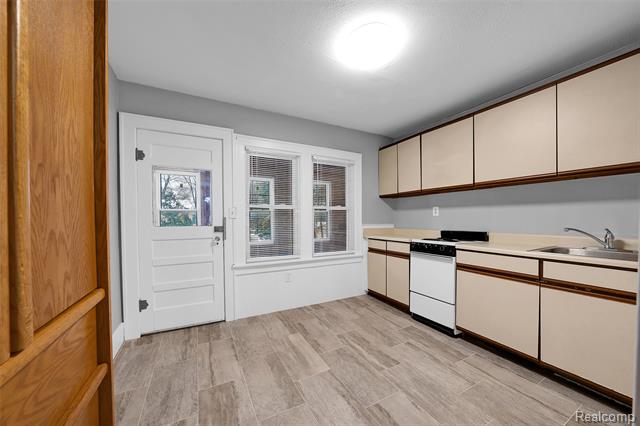 Builiding view thirty six for 433 N Saginaw, Holly, MI. 48442