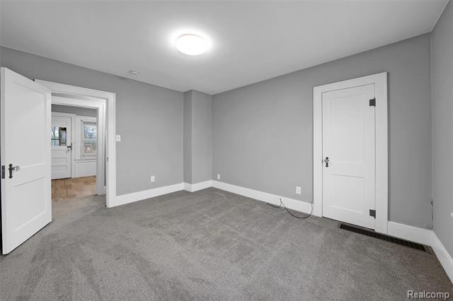 Builiding view thirty three for 433 N Saginaw, Holly, MI. 48442