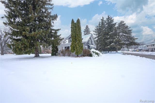 Builiding view three for 433 N Saginaw, Holly, MI. 48442