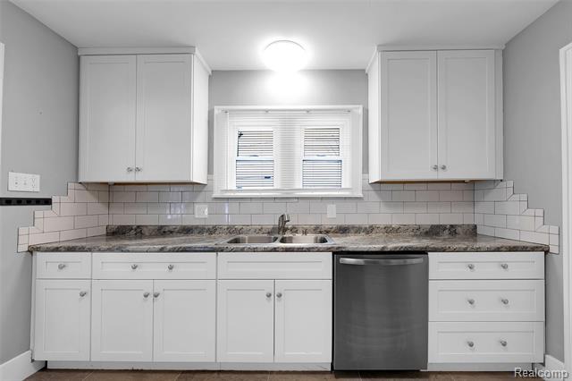 Builiding view twelve for 433 N Saginaw, Holly, MI. 48442