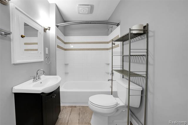 Builiding view twenty four for 433 N Saginaw, Holly, MI. 48442