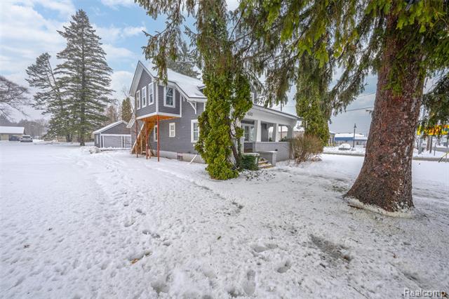 Builiding view two for 433 N Saginaw, Holly, MI. 48442