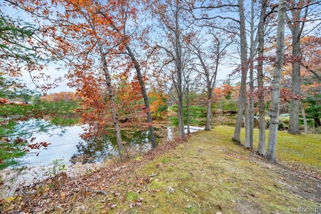 Builiding view fifty seven for 75 Ridgemont, Oxford, MI. 48370