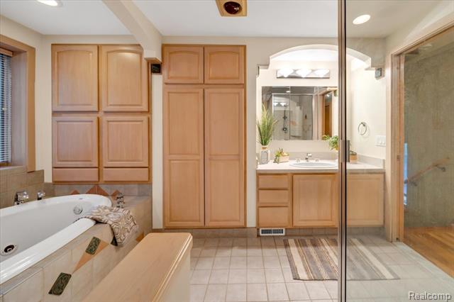 Builiding view forty three for 75 Ridgemont, Oxford, MI. 48370