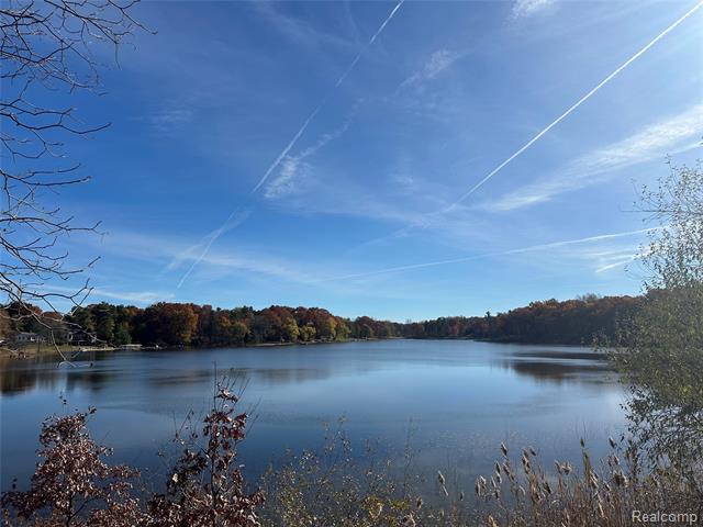 Builiding view seventy seven for 75 Ridgemont, Oxford, MI. 48370