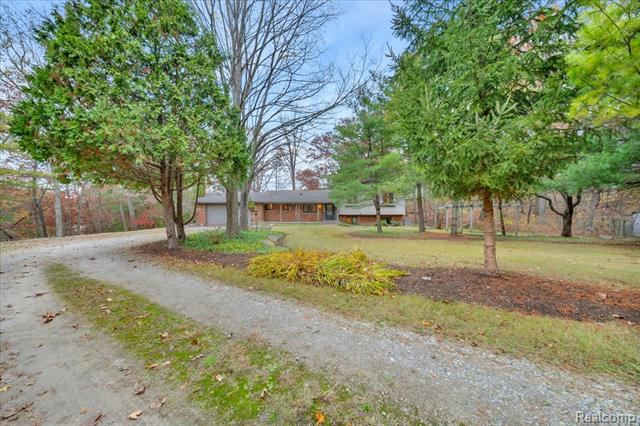 Builiding view three for 75 Ridgemont, Oxford, MI. 48370