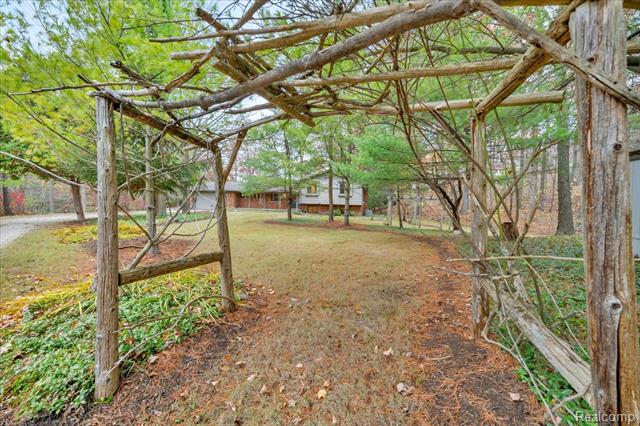 Builiding view two for 75 Ridgemont, Oxford, MI. 48370