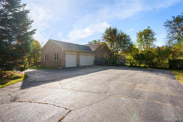 Builiding view forty nine for 990 Brewer, Leonard, MI. 48367