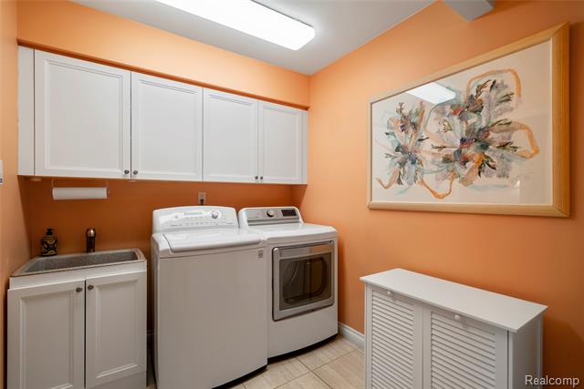 Builiding view thirty one for 990 Brewer, Leonard, MI. 48367