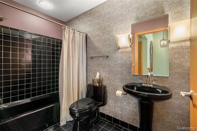 Builiding view thirty for 990 Brewer, Leonard, MI. 48367