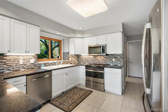 Builiding view twelve for 990 Brewer, Leonard, MI. 48367