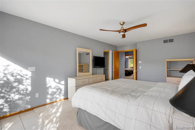 Builiding view twenty five for 990 Brewer, Leonard, MI. 48367