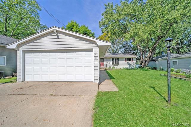 front view for 1922 Lake Pointe Dr, Ortonville, Mi. 48462