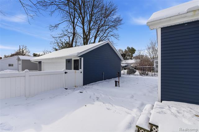 Builiding view thirty five for 18 Park, Oxford, MI. 48371