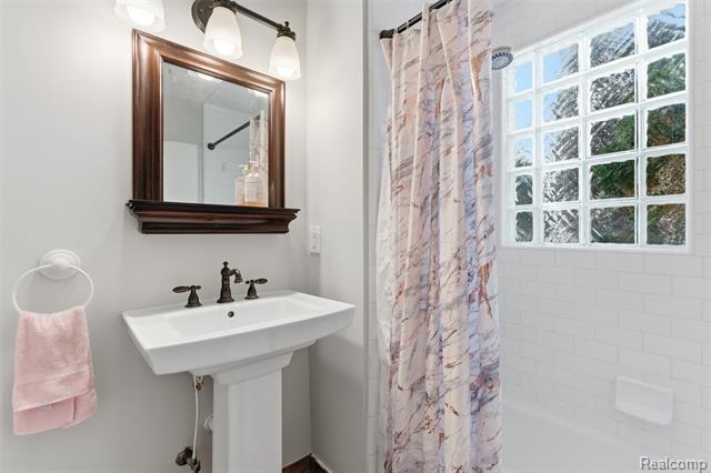 Builiding view twenty three for 18 Park, Oxford, MI. 48371