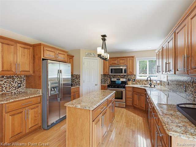Builiding view twenty for 101 Willow Lake, Oxford, MI. 48371