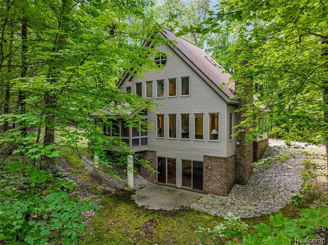 front view for 1525 Perry Lake Rd, Ortonville, Mi. 48462