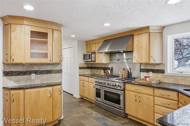 Builiding view eighteen for 1044 N Oxford, Oxford, MI. 48371