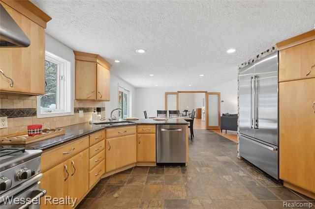 Builiding view fifteen for 1044 N Oxford, Oxford, MI. 48371