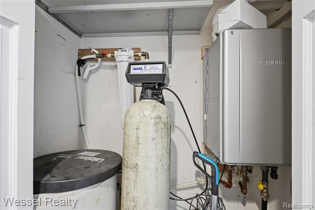 Builiding view forty four for 1044 N Oxford, Oxford, MI. 48371