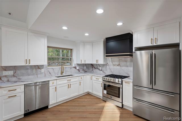 Builiding view fifteen for 2631 Lakeville, Oxford, MI. 48370