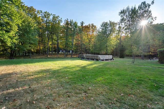 Builiding view five for 2631 Lakeville, Oxford, MI. 48370